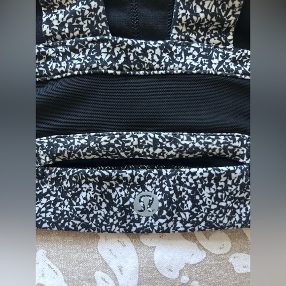 Lululemon sports bra — white and black patterned (fits size xs) - Picture 3 of 3